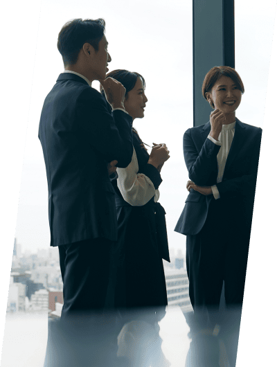 会話をするスーツを着た男女