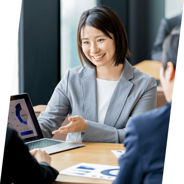 パソコンを見せながら説明する女性