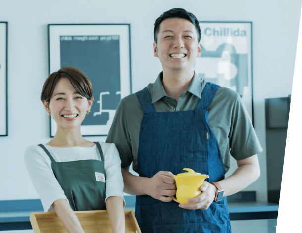 店舗を経営する笑顔の男女